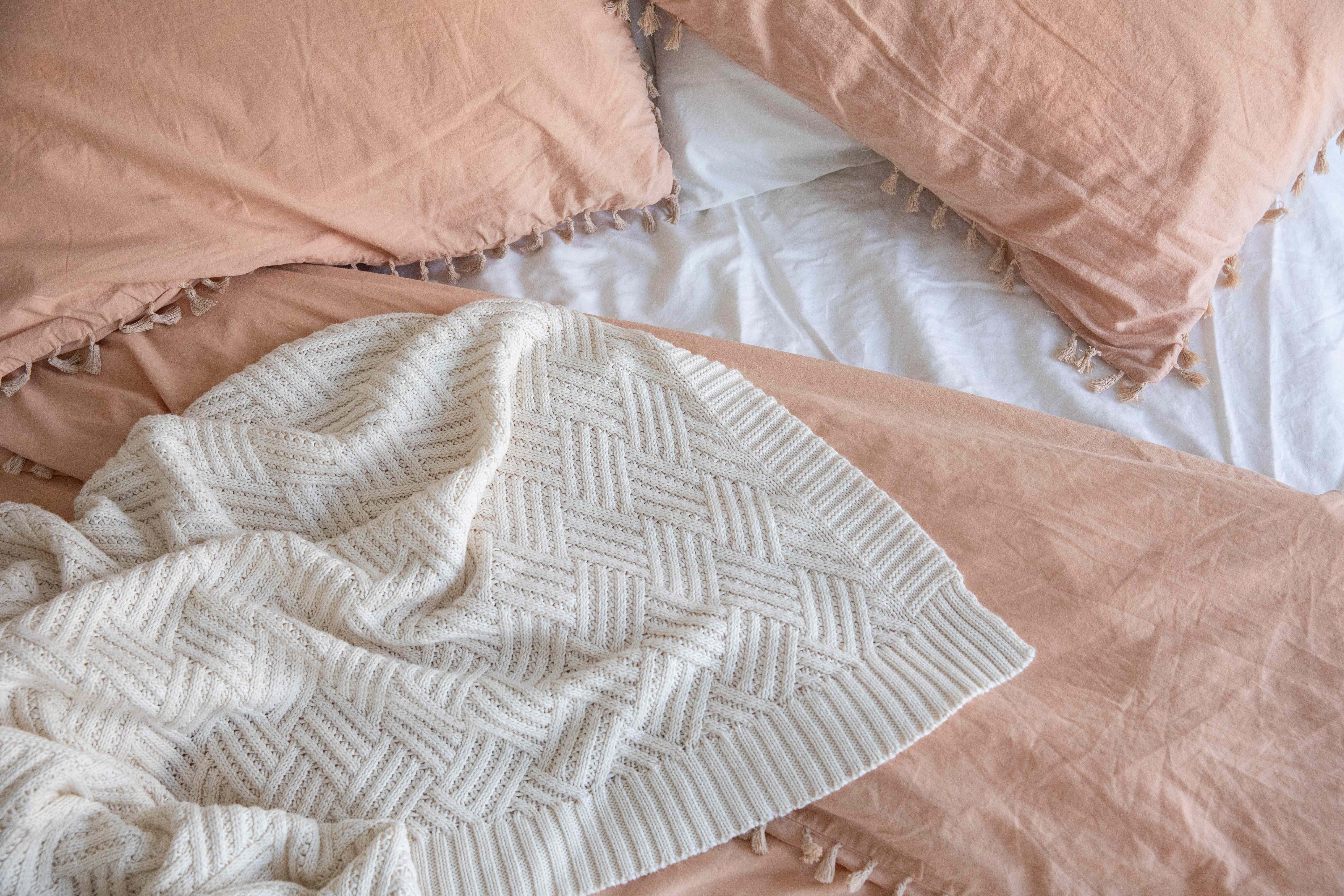 Plan how often to wash bed sheets: Distinguish washable cases from filled bedding