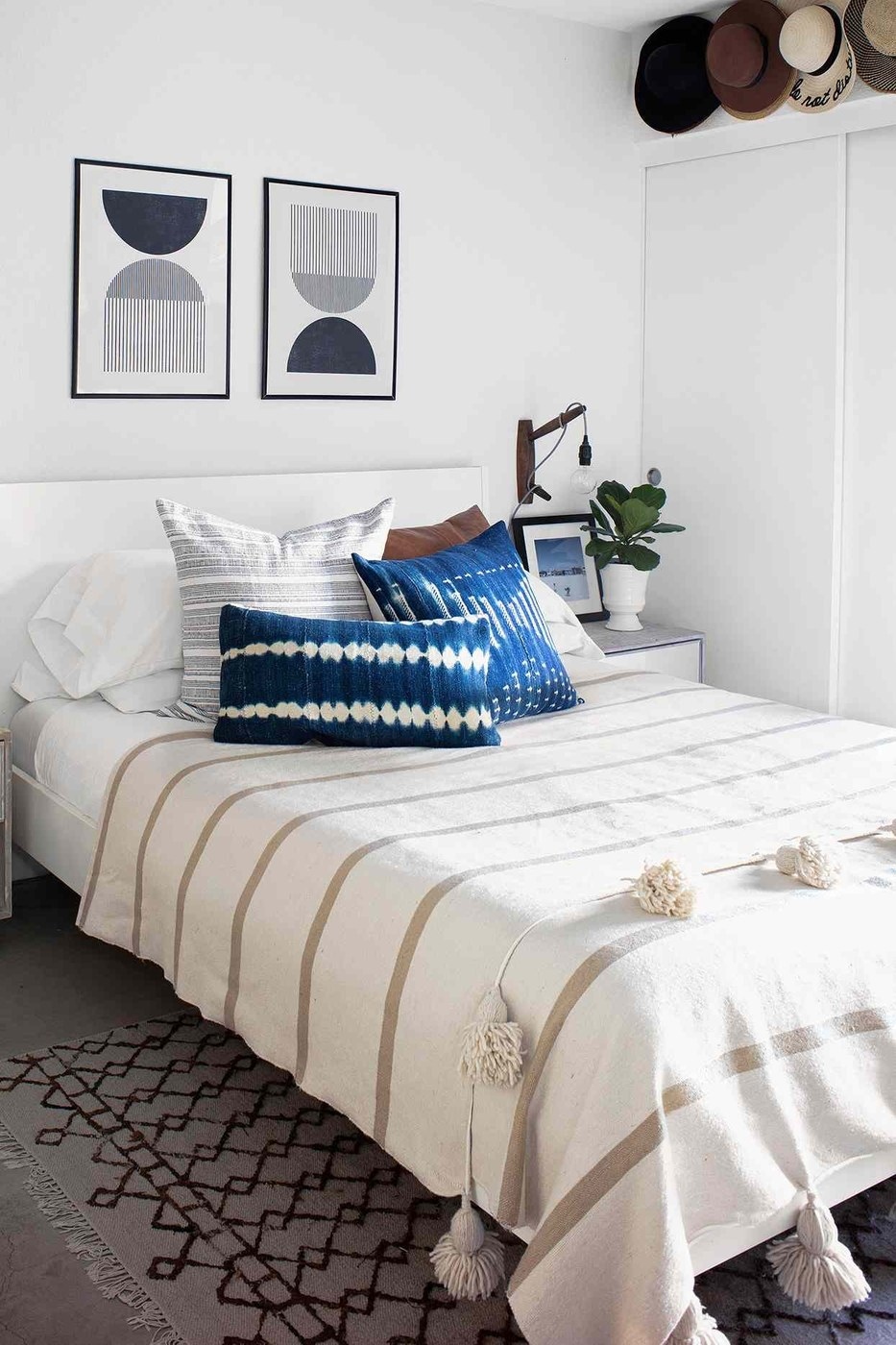 Wash pillowcases according to fabric and use: Give bedding room to circulate in the wash