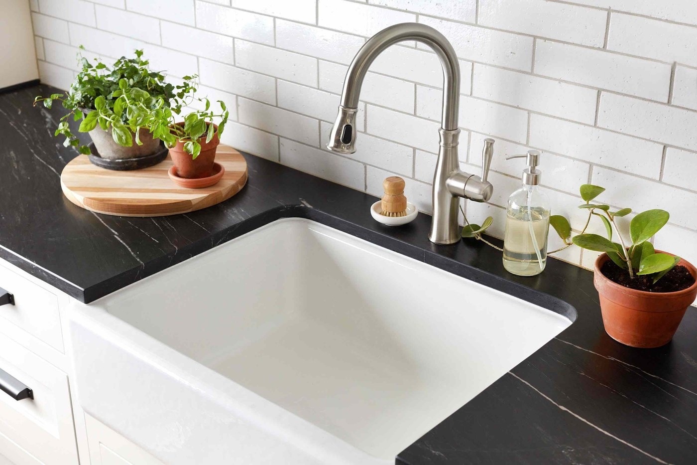 Build a weekly kitchen cleaning checklist: Use a weekly reset to prepare for the next day