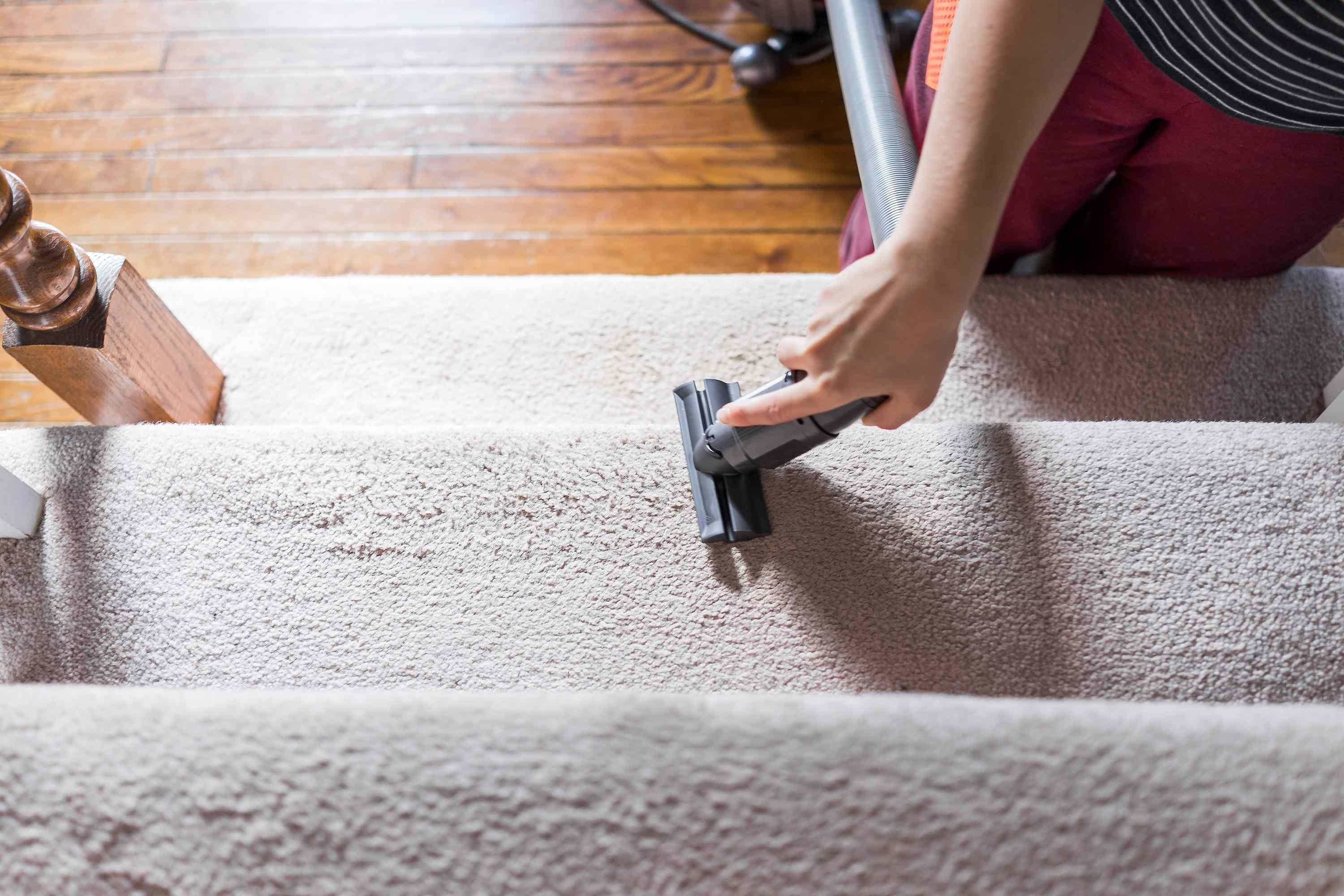 Choose a cleaning brush for the surface: Choose a vacuum attachment by shape and task
