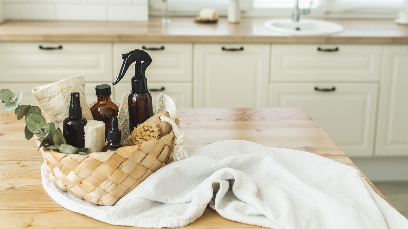 Keep incompatible cleaning products apart: Do not turn separate cleaning products into a mixture