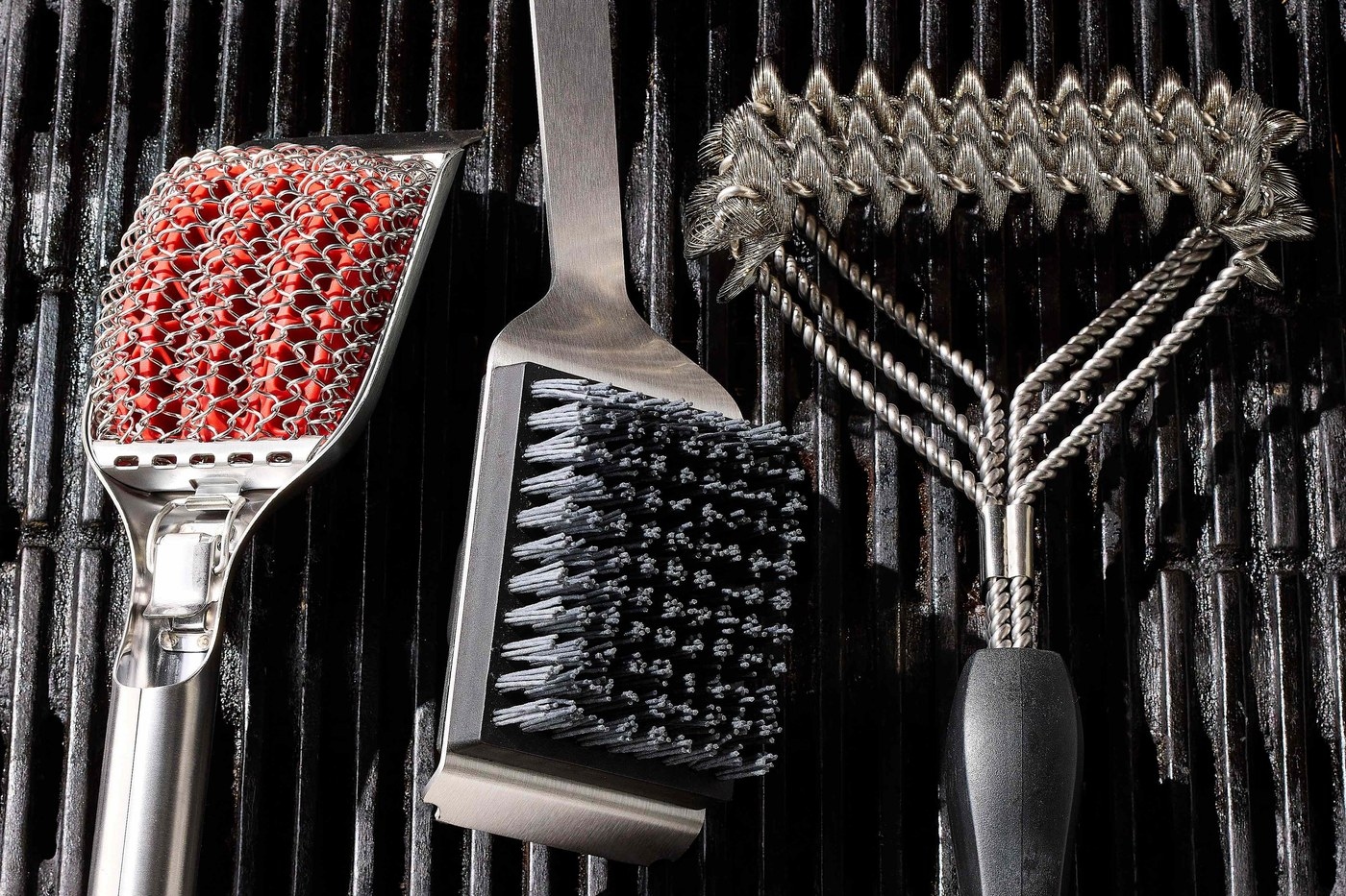 Choose a cleaning brush for the surface: Avoid loose wire bristles around food