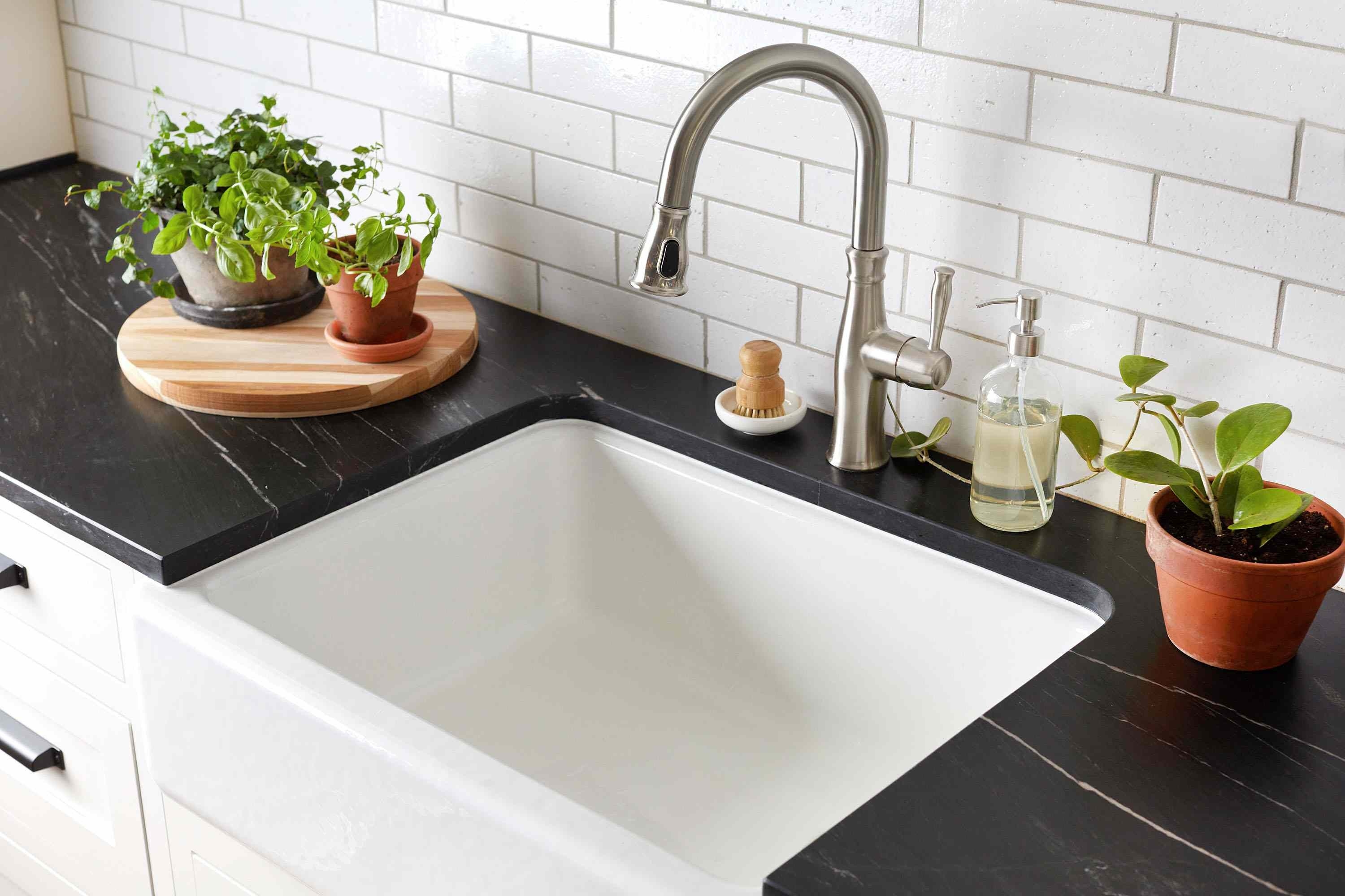 Build a weekly kitchen cleaning checklist: Use a weekly reset to prepare for the next day