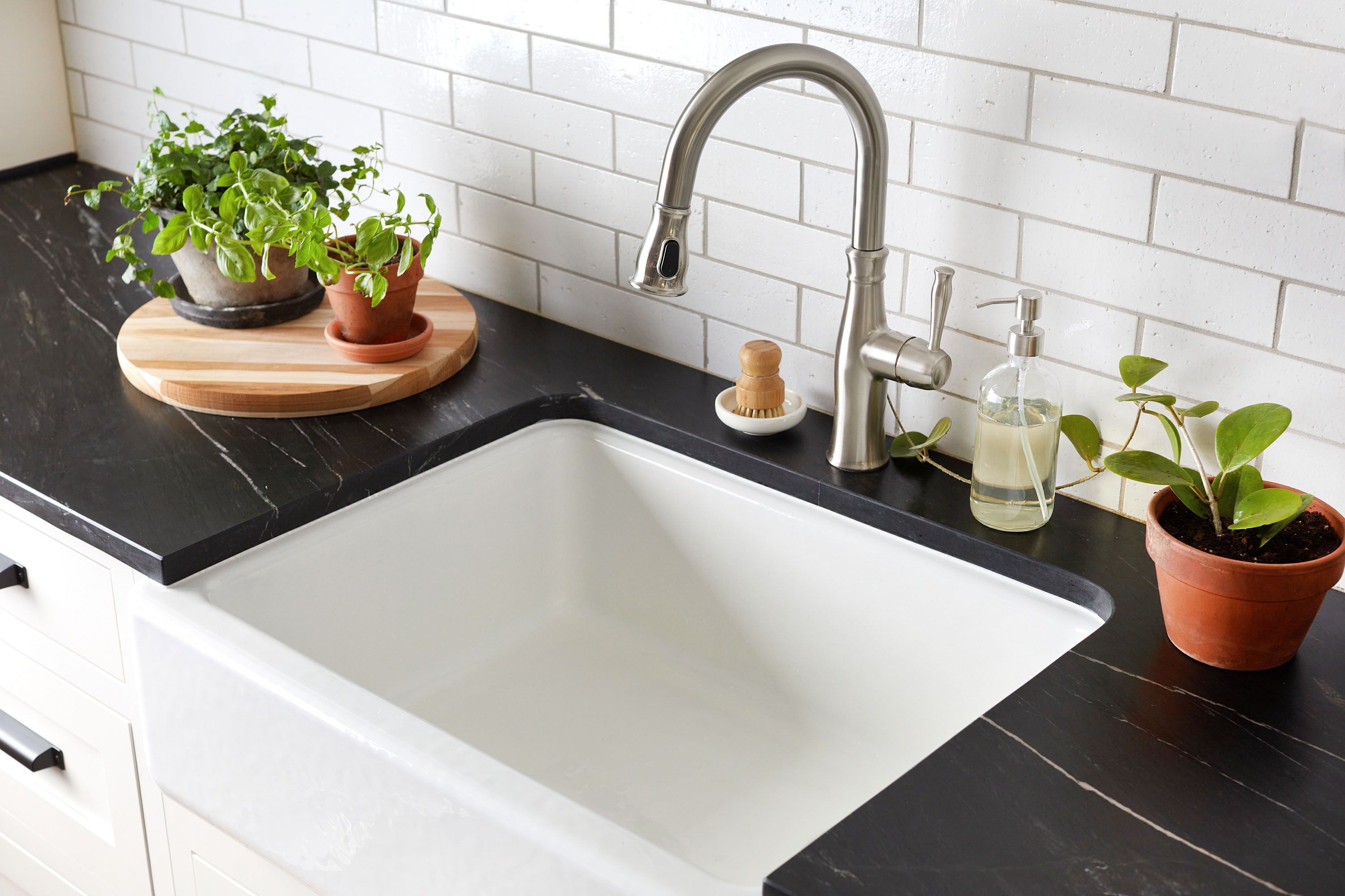 Build a weekly kitchen cleaning checklist: Use a weekly reset to prepare for the next day