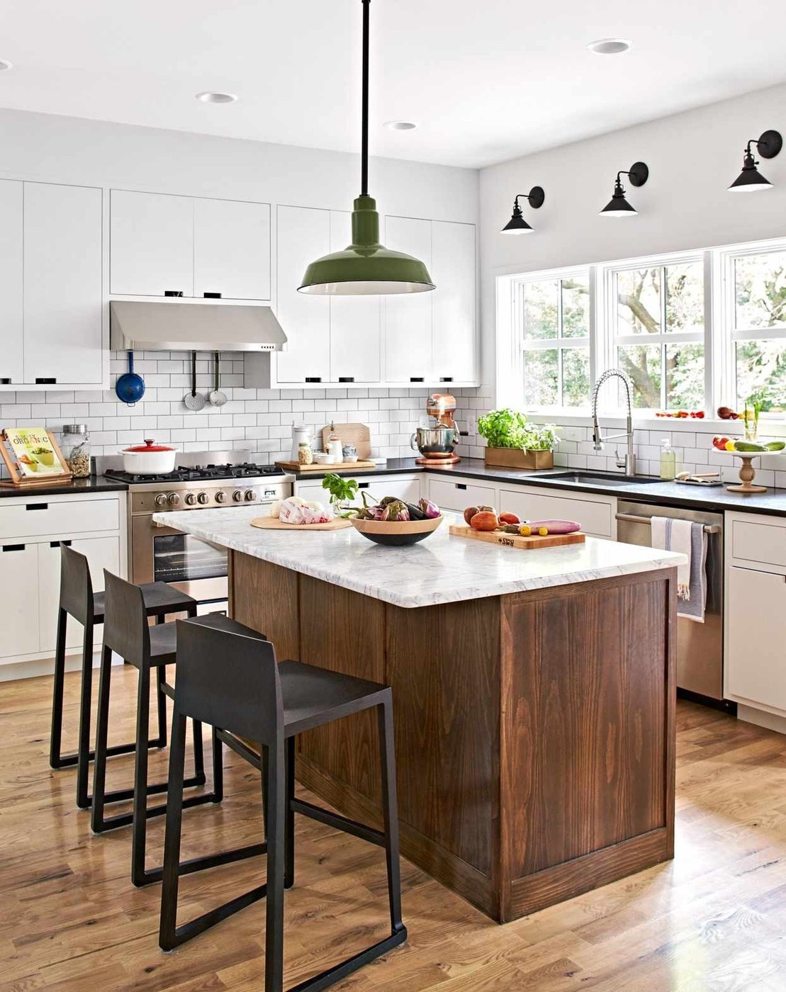 Build a weekly kitchen cleaning checklist: Give the kitchen a repeatable weekly order